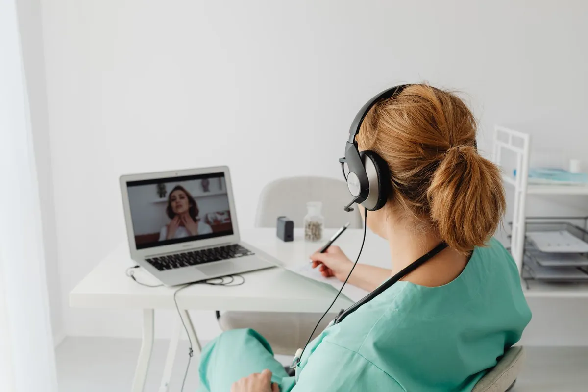Médica en una teleconsulta